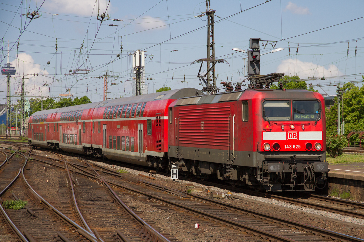 143 925 zieht einen RB27 nach Koblenz Hbf in Köln Messe/Deutz, am 14.05.2019.