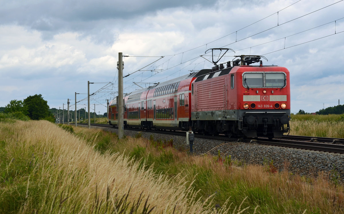 143 926 bespannte am 21.06.16 einen RE von Magdeburg nach Leipzig. Hier durcheilt der Zug gerade Zschortau; zum Einsatz können auf dem RE13 Loks der Reihe 112,114 und 143.