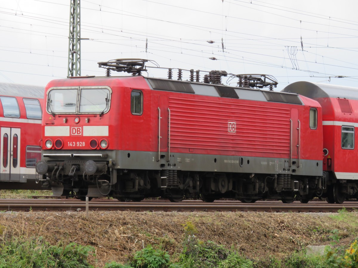 143 928 im Bahnhof von Halle Saale HBF am 31.08.2014