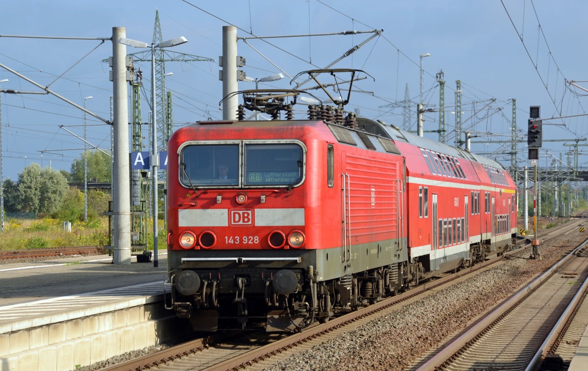 143 928 erreicht mit einer RB von Wittenberg nach Leipzig am 30.08.14 den Bahnhof Bitterfeld. Der Lokführer hat den Zugzielanzeiger nur nicht angepasst.