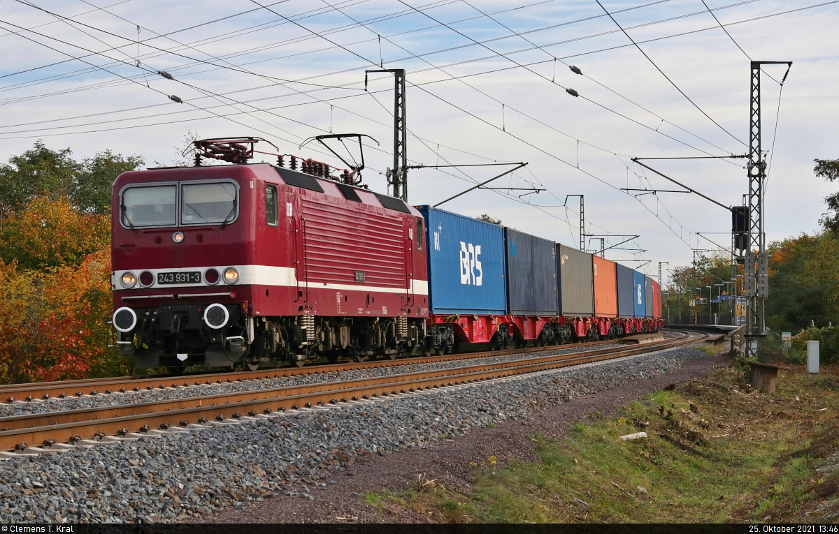 143 931-4 (243 931-3) transportiert Container in Magdeburg Herrenkrug Richtung Magdeburg-Neustadt.

🧰 DeltaRail GmbH (DR)
🚩 Bahnstrecke Berlin–Magdeburg (KBS 201)
🕓 25.10.2021 | 13:46 Uhr
