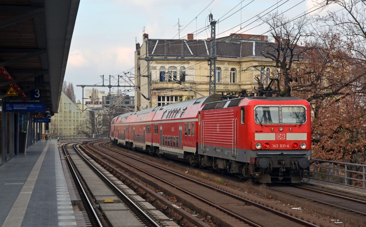 143 931 schiebt am 28.03.15 eine RB von Nauen zum Flughafen Schönefeld vorbei am S-Bahnhof Tiergarten.