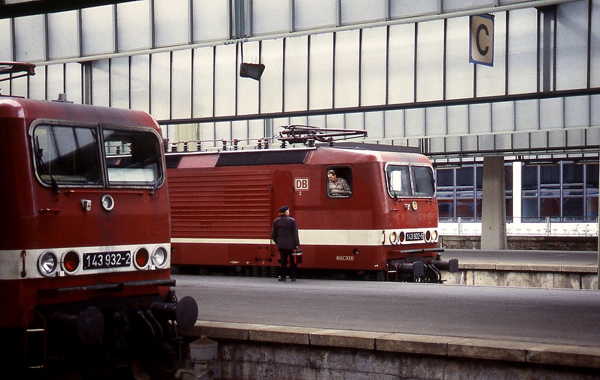 143 932-2 und 143 902-5 treffen sich Ende der 1990er Jahre im Stuttgarter Hauptbahnhof