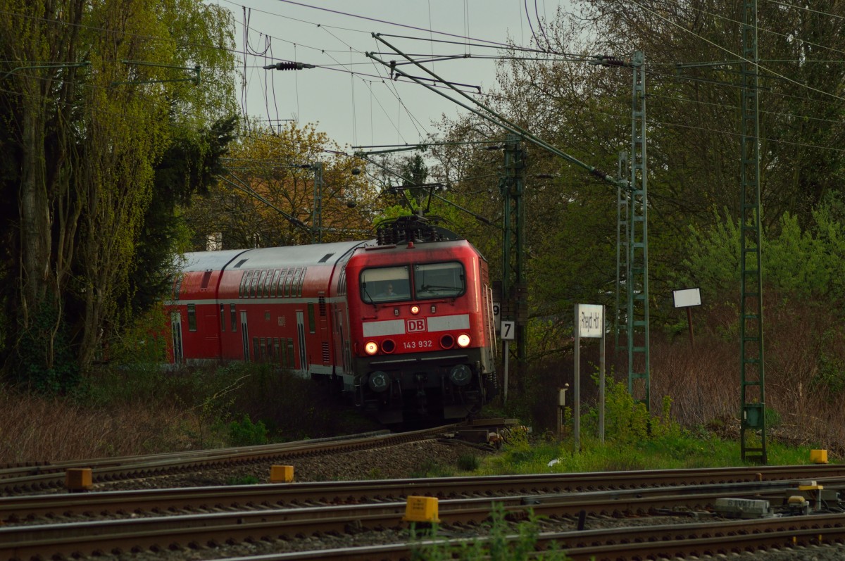 143 932 mit drei Dostockwagen als RB 27 nach Mönchengladbach. Rheydt 2.4.2014