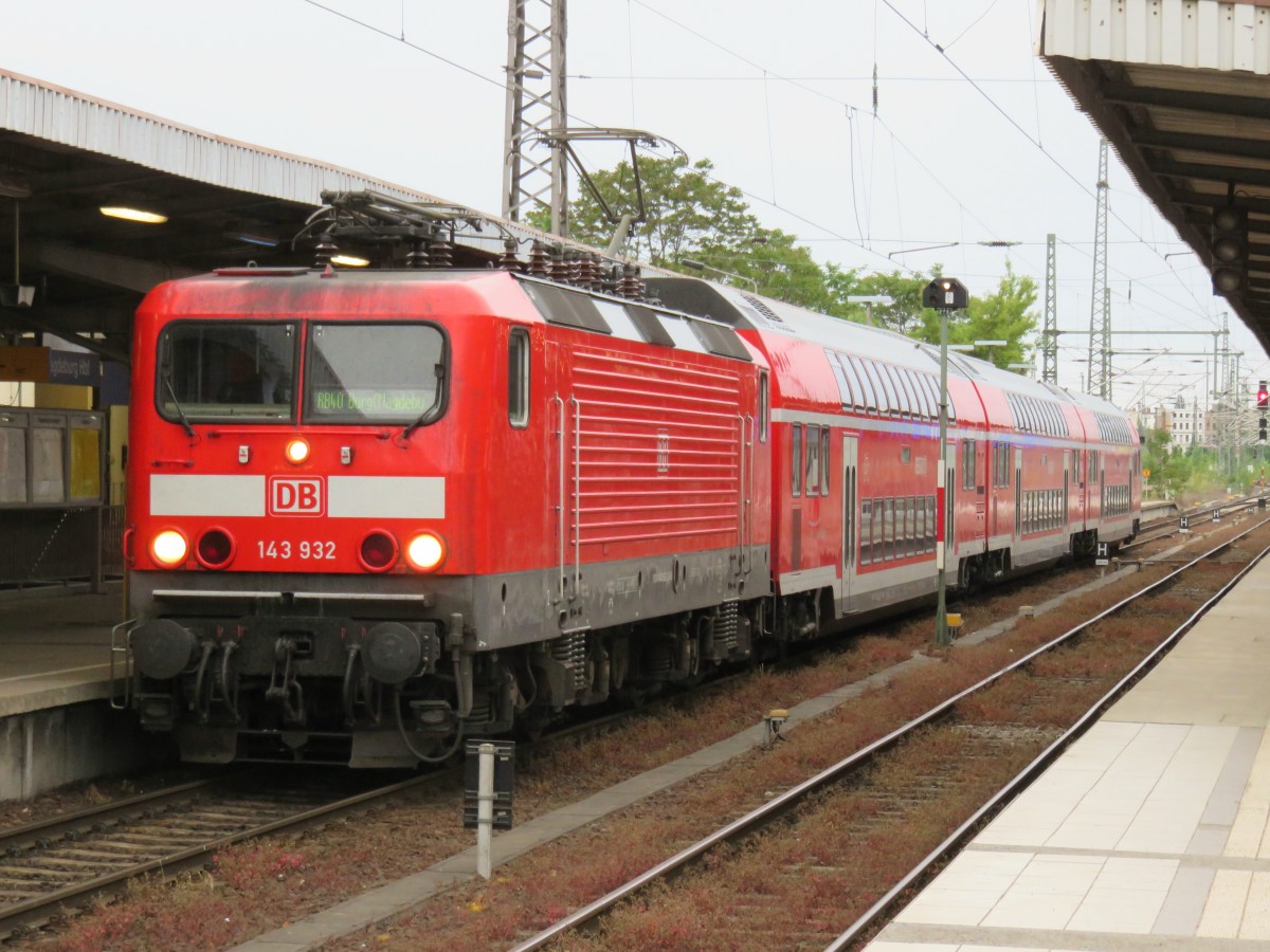 143 932 mit der RB 40 nach Burg im Bahnhof von Magdeburg HBF am 29.05.2015