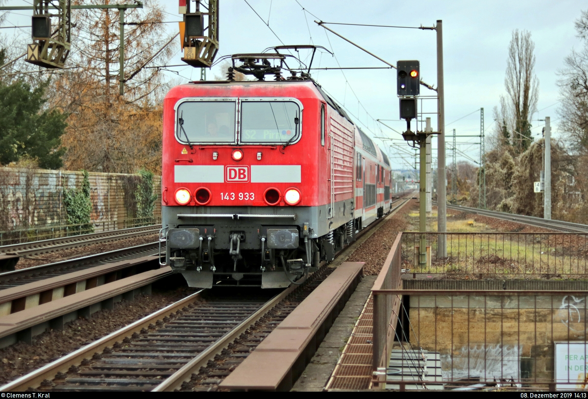 143 933-0 der S-Bahn Dresden (DB Regio Südost) als S 32739 (S2) von Dresden Flughafen nach Pirna erreicht den Hp Dresden-Strehlen auf der Bahnstrecke Pirna–Coswig (KBS 241.1).
Aufgenommen am Ende des Bahnsteigs 1/2.
[8.12.2019 | 14:13 Uhr]