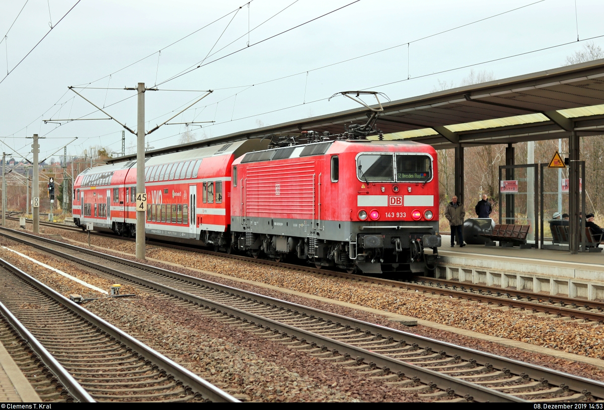 143 933-0 der S-Bahn Dresden (DB Regio Südost) als S 32746 (S2) nach Dresden Flughafen steht im Startbahnhof Pirna auf Gleis 3 (Bahnsteig 1).
[8.12.2019 | 14:53 Uhr]