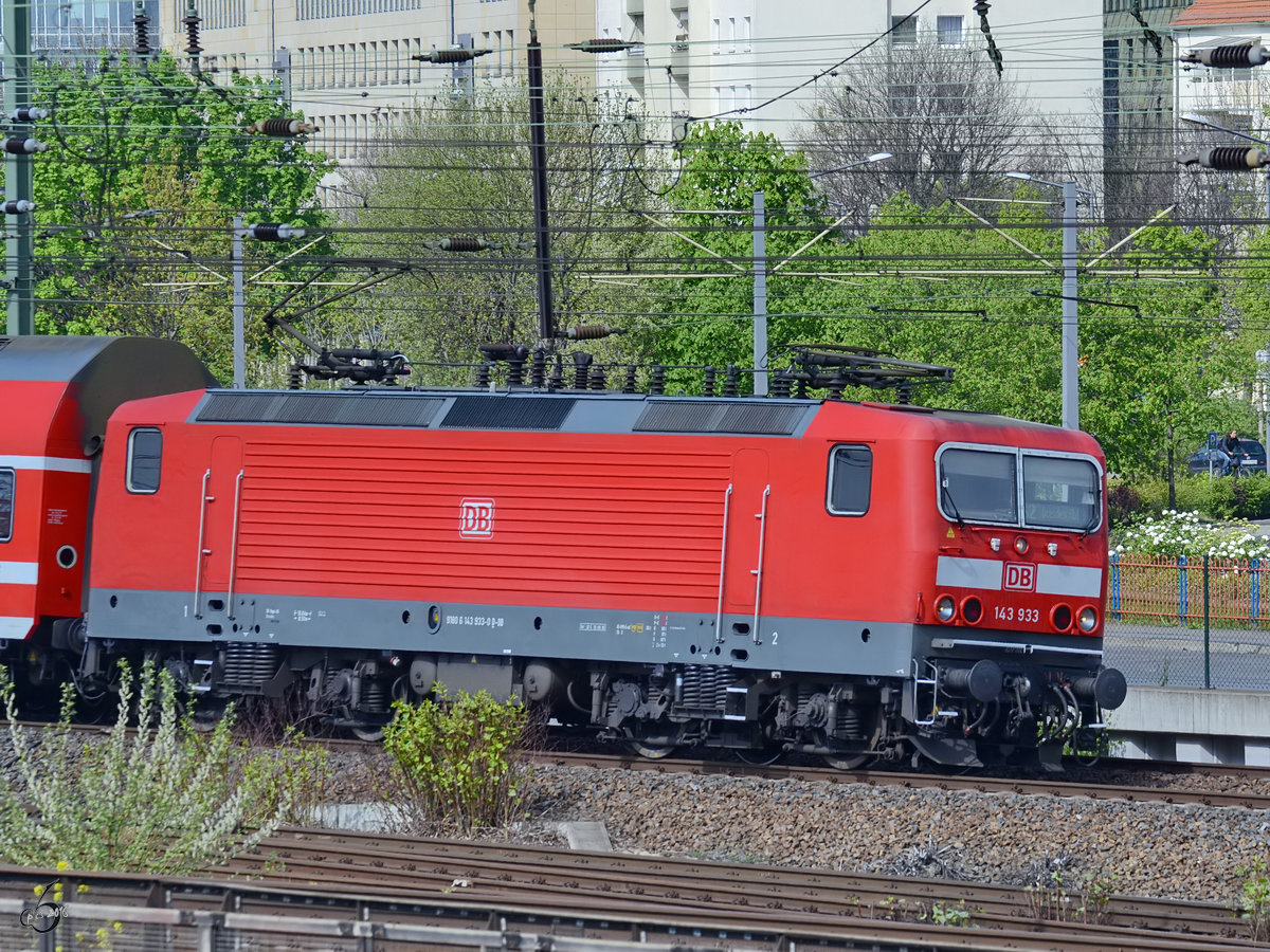 143 933 legt sich mit einem S-Bahn-Zug in die Kurve. (Dresden, April 2014)