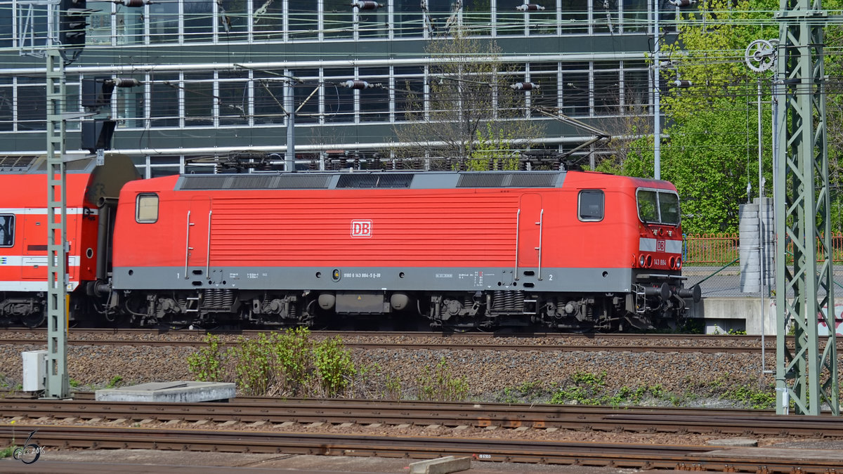 143 933 mit einem S-Bahn-Zug in Dresden. (April 2014)