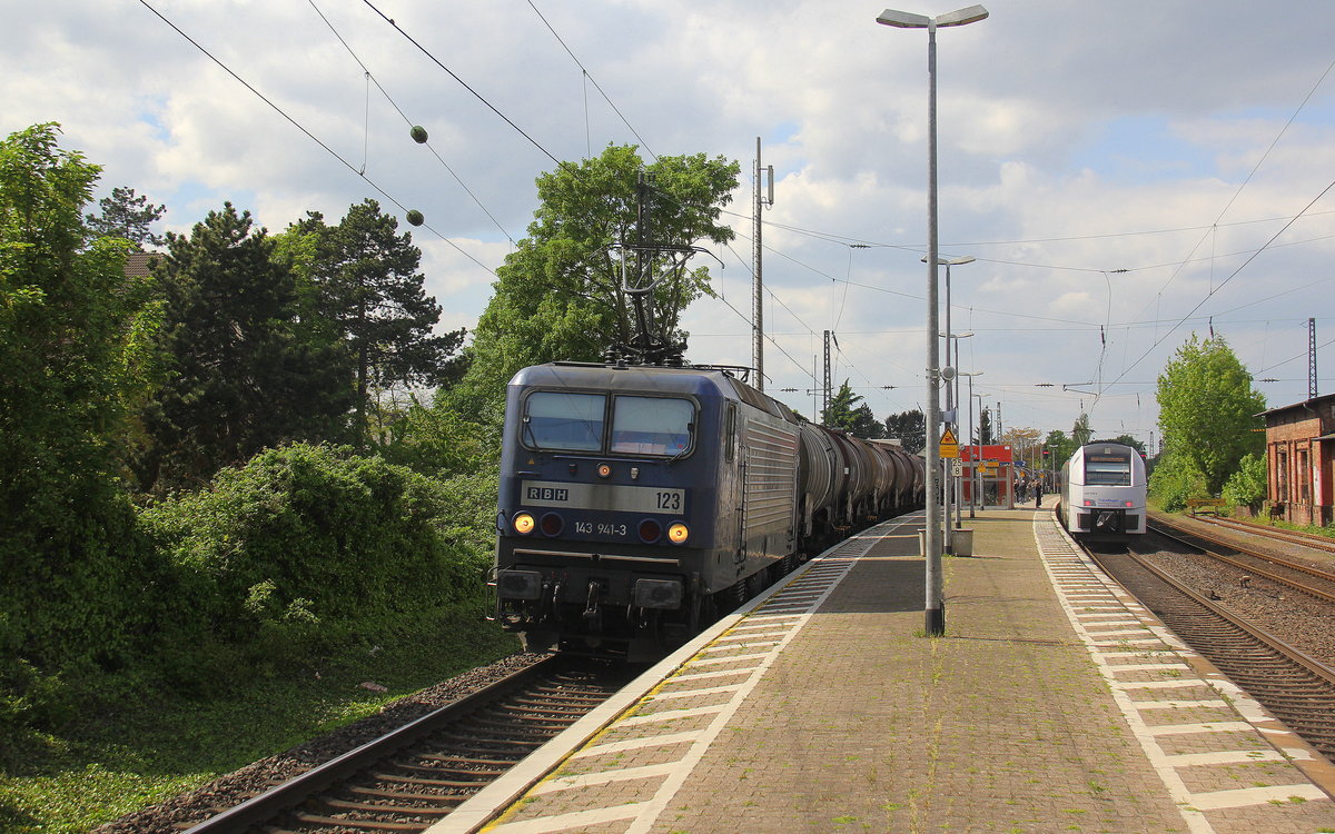 143 941-3 (Lok 123) von RBH kommt mit einem Kesselzug aus Norden nach Süden und kommt aus Richtung Köln und fährt durch Roisdorf bei Bornheim in Richtung Bonn,Koblenz. 
Aufgenommen vom Bahnsteig in Roisdorf bei Bornheim.
Bei schönem Sonnenschein und Wolken am Nachmittag vom 1.5.2018.