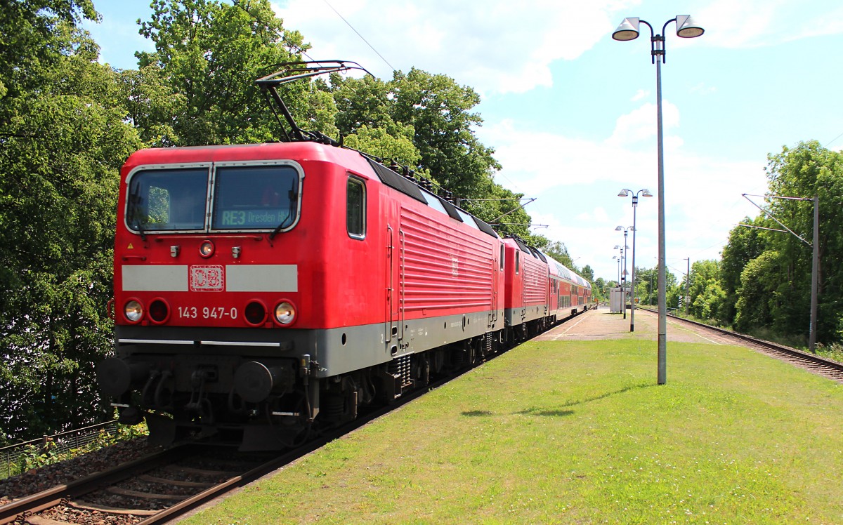 143 947-0 fährt mit dem RE 4769 und der defekten 143 360-6 im Schlepp durch den Hp Zwickau-Pölbitz. Zuvor ist der RE 4766, Dresden Hbf - Hof Hbf, in Zwickau (Sachs) Hbf gestrandet, er hatte schon 54 Minuten Verspätung gehabt und dadurch wendete er in Zwickau(Sachs) Hbf, um die Folgeverspätung geringer zu halten. Gelang aber nicht, ab Zwickau waren es beim RE 4769 dann +25.
