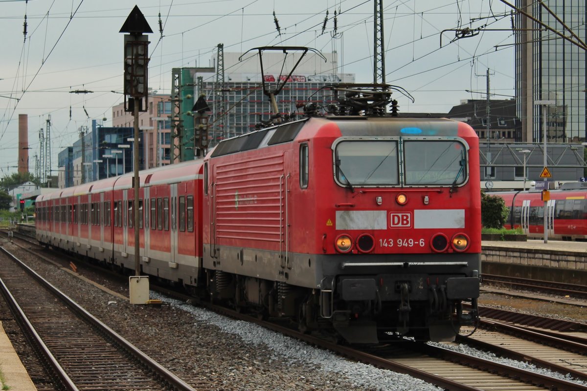 143 949-6 fährt am 18.8.2017 mit der S1 von Dortmund Hauptbahnhof nach Essen-Steele Ost aus dem Dortmunder Hauptbahnhof aus.