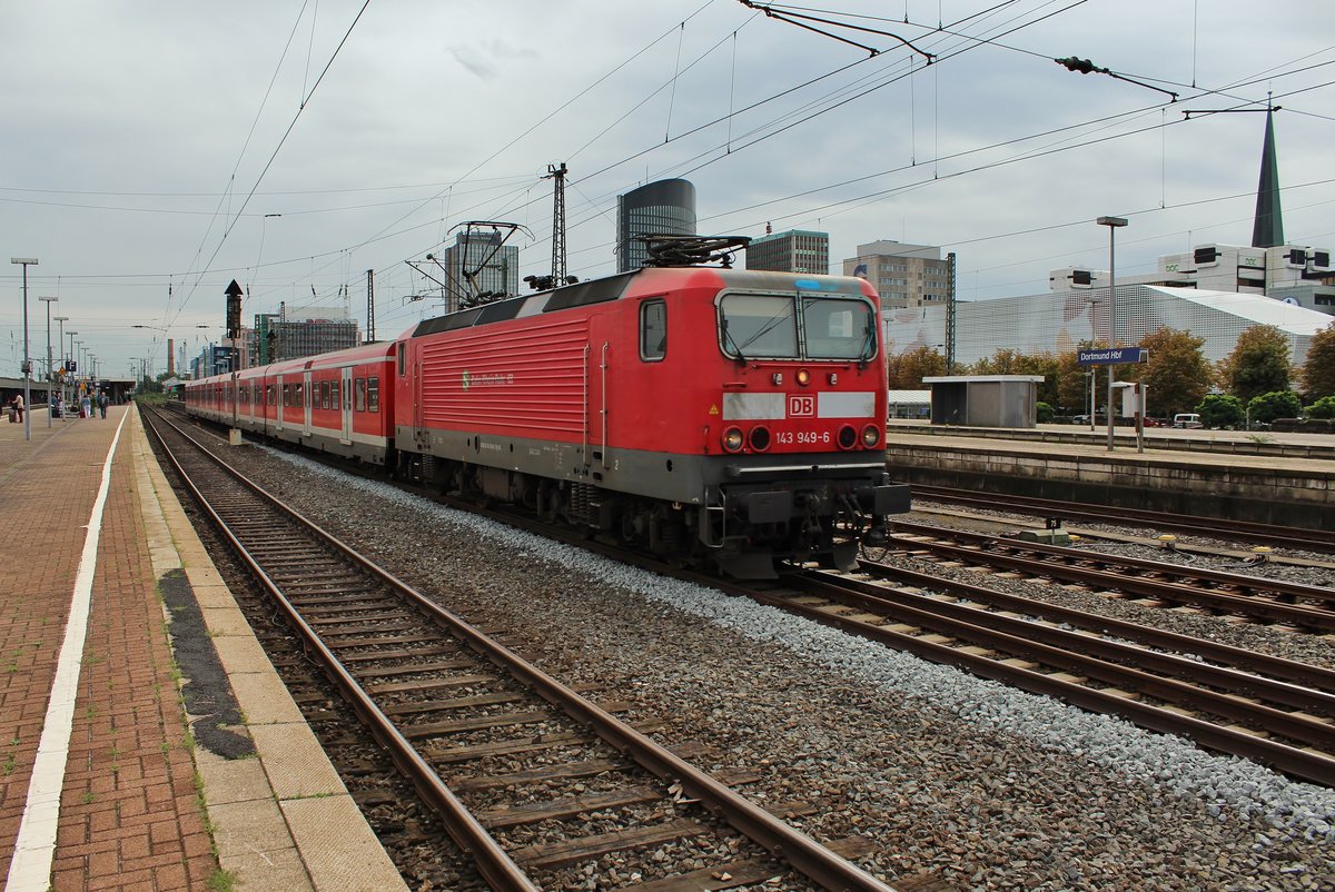 143 949-6 verlässt am 18.8.2017 mit der S1 von Dortmund Hauptbahnhof nach Essen-Steele Ost den Dortmunder Hauptbahnhof.
