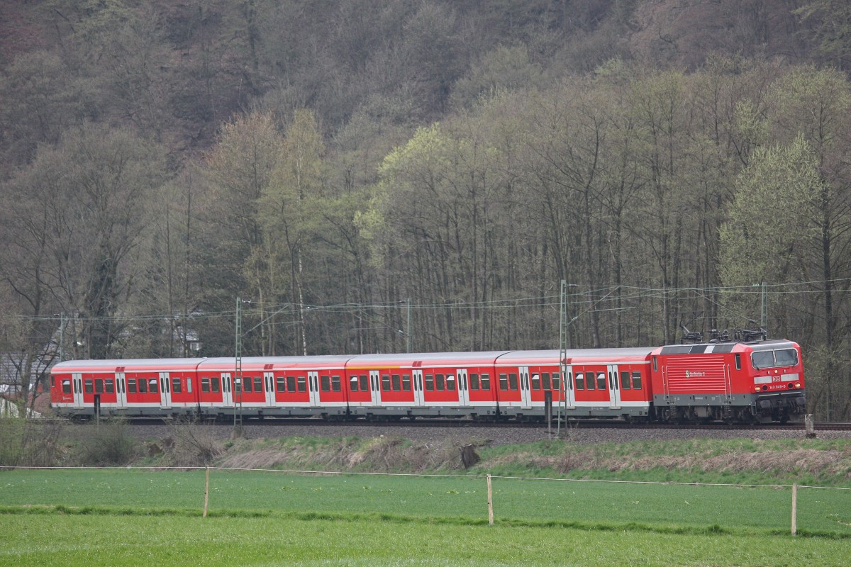 143 949 am 19.4.13 mit einer S6 nach Essen Hbf bei Kettwig.