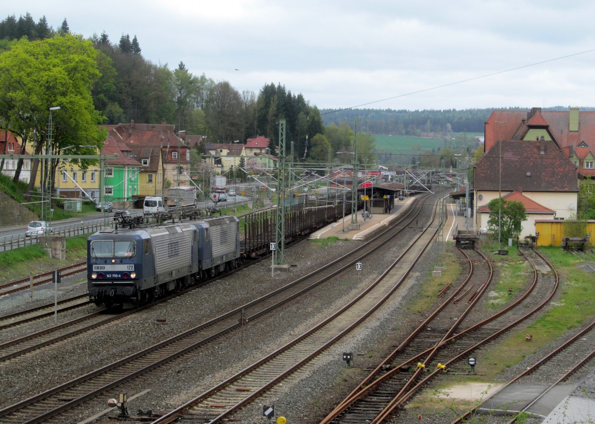 143 950-4 und 143 874-6 der RBH ziehen am 15. April 2014 einen leeren Rungenwagenzug durch Kronach in Richtung Lichtenfels.