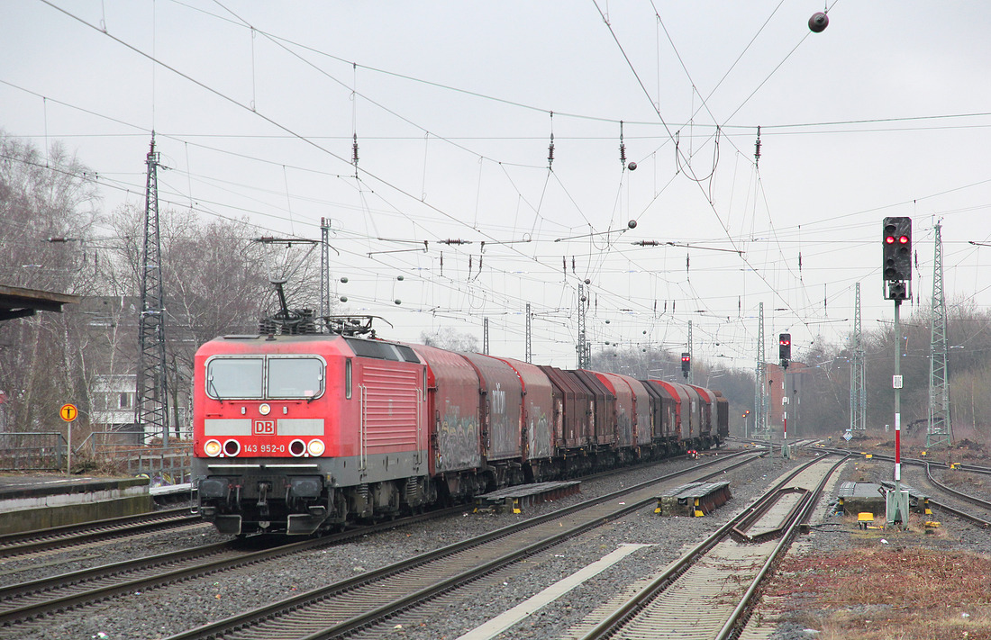143 952 wurde am 17. Februar 2017 in Herne, westwärts fahrend, abgelichtet.