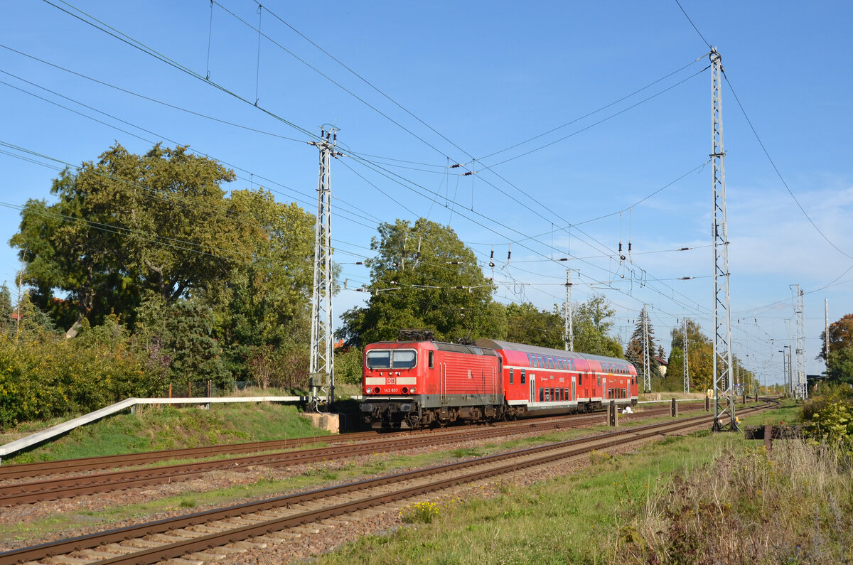 143 957 beschleunigt mit ihrer S9 nach Halle(S) am 05.10.22 aus dem Bahnhof Peißen heraus.