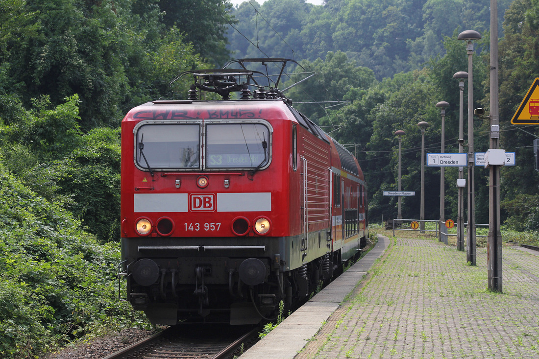 143 957 mit der S 3 am Haken, fotografiert in Dresden-Plauen am 26. Juli 2016.