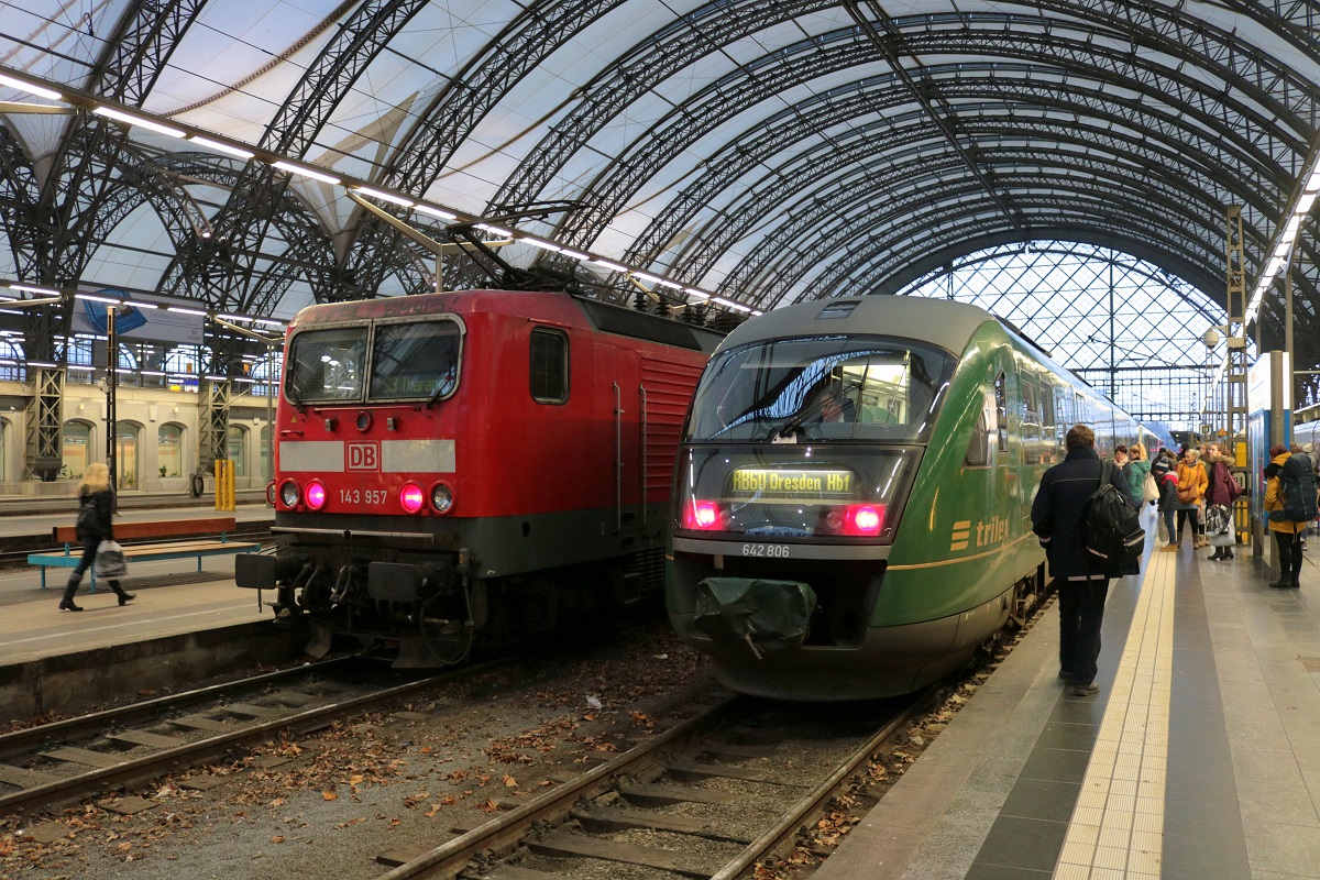 143 957 der S-Bahn Dresden (DB Regio Südost) als S 33022 (S3) nach Tharandt trifft auf 642 806 (Siemens Desiro Classic) des Trilex (Die Länderbahn GmbH) als TL 74173 (RB61) nach Zittau in ihrem Startbahnhof Dresden Hbf. [16.12.2017 | 15:25 Uhr]