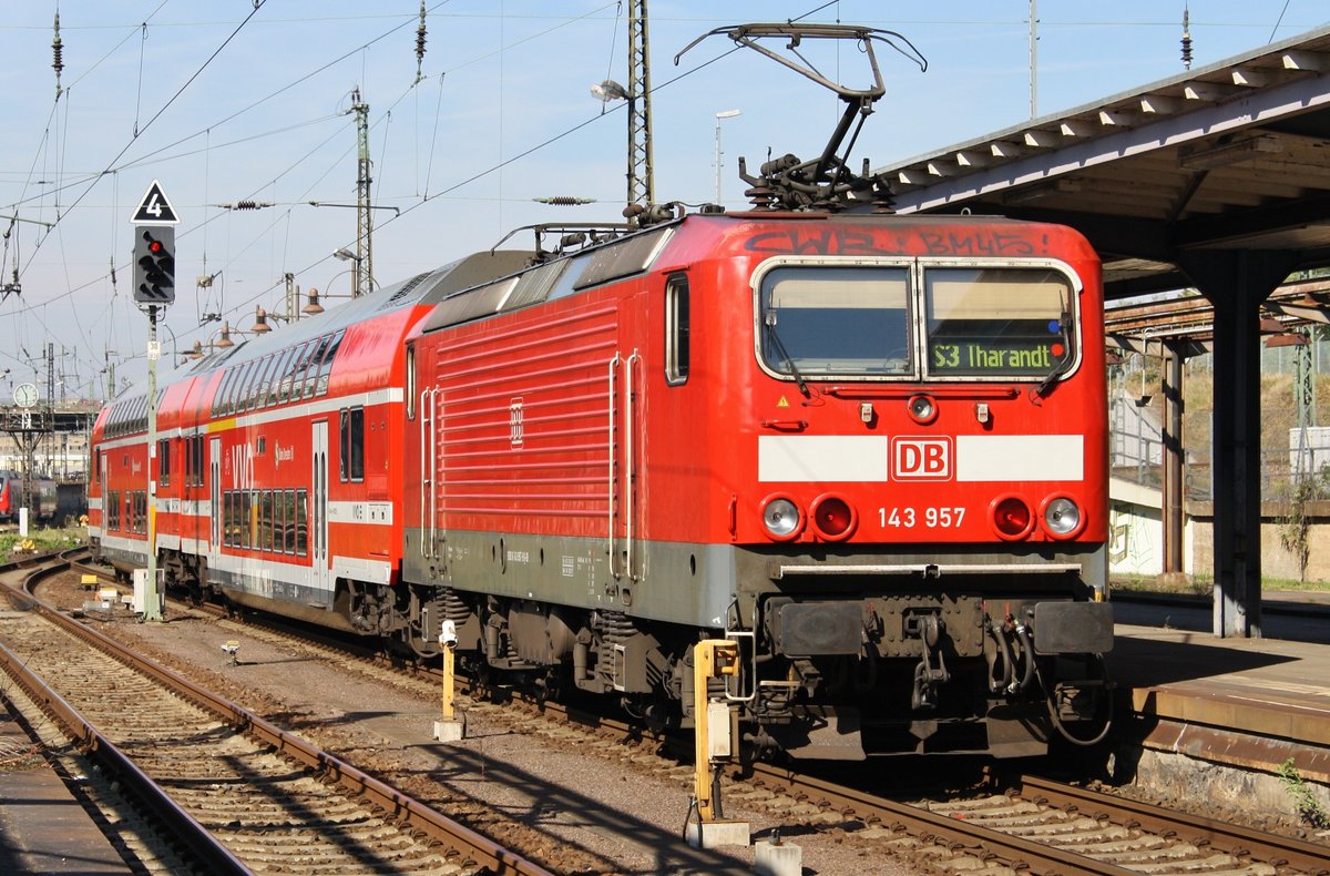 143 957 schiebt am 30.9.2017 die S3 nach Tharandt aus dem Dresdener Hauptbahnhof. 
