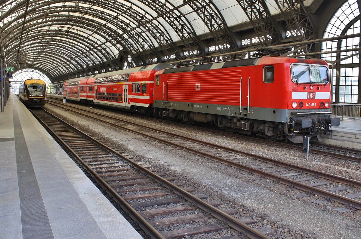 143 957 steht am 11.05.2018 mit der S2 von Dresden Flughafen nach Pirna im Dresdener Hauptbahnhof.