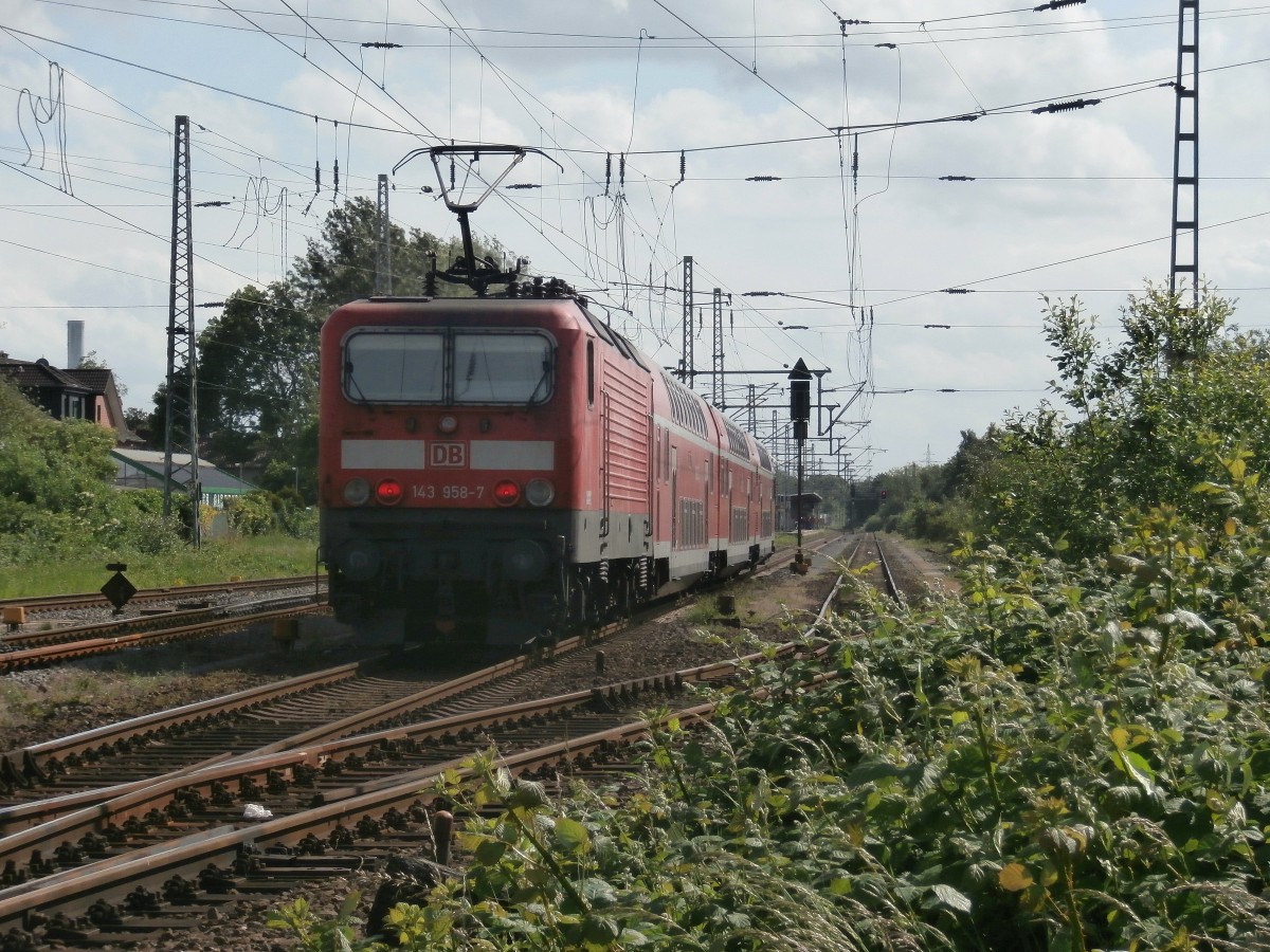 143 958-7 schoß den RB27 von Mönchengladbach HBF in den Bahnhof Grevenbroich .
09.05.2014