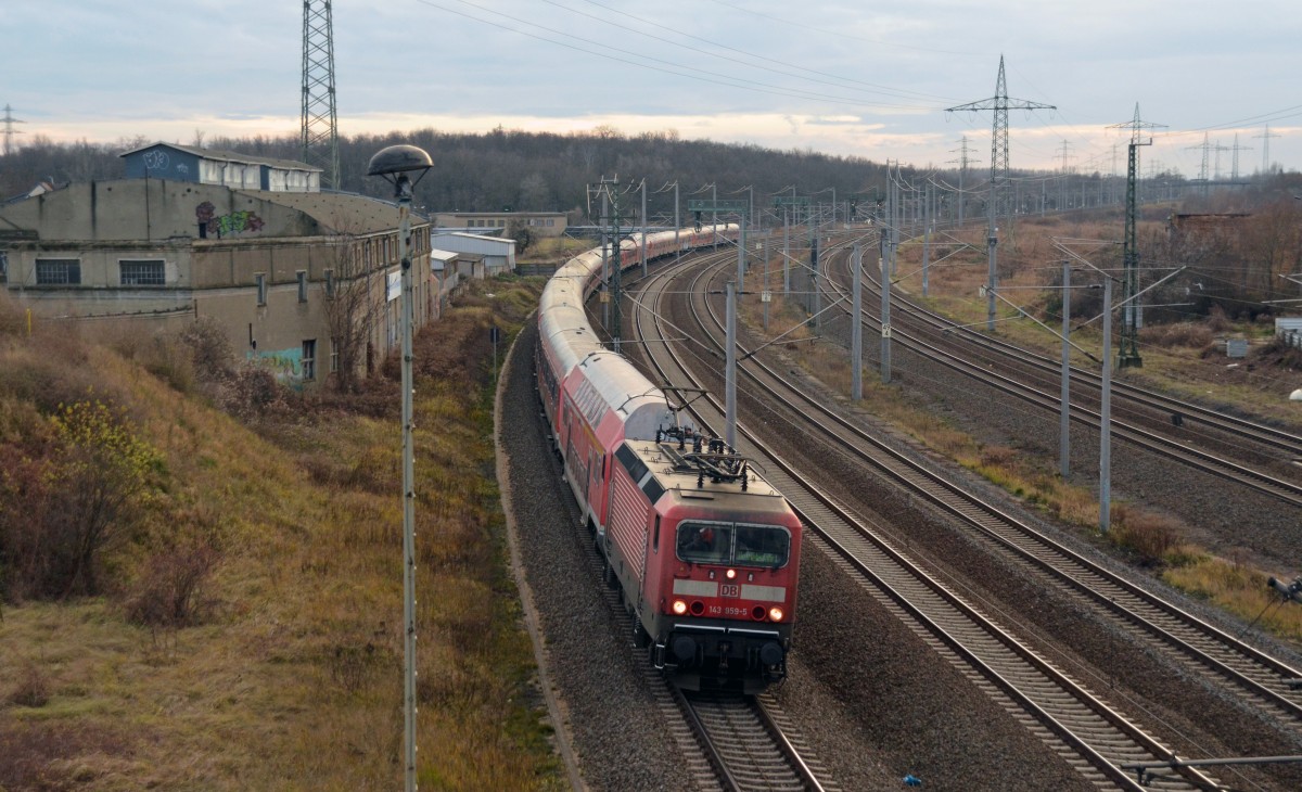 143 959 schleppte am 17.12.15 einen langen Schrottpark durch Bitterfeld Richtung Dessau. Ziel der wahrscheinlich letzten Reise für die Wagen war Mukran.