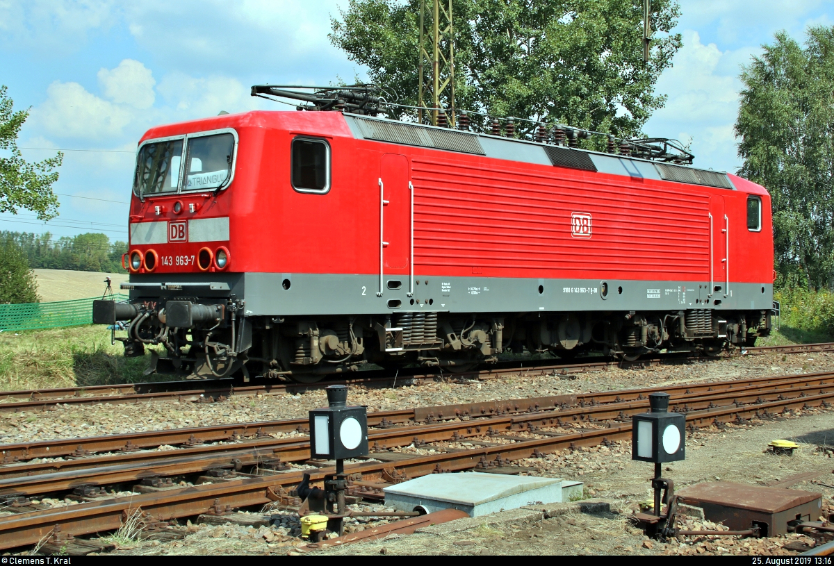 143 963-7 von DB Regio Südost, mittlerweile vermietet an die DeltaRail GmbH, steht anlässlich des 28. Heizhausfests im Sächsischen Eisenbahnmuseum Chemnitz-Hilbersdorf (SEM).
[25.8.2019 | 13:16 Uhr]