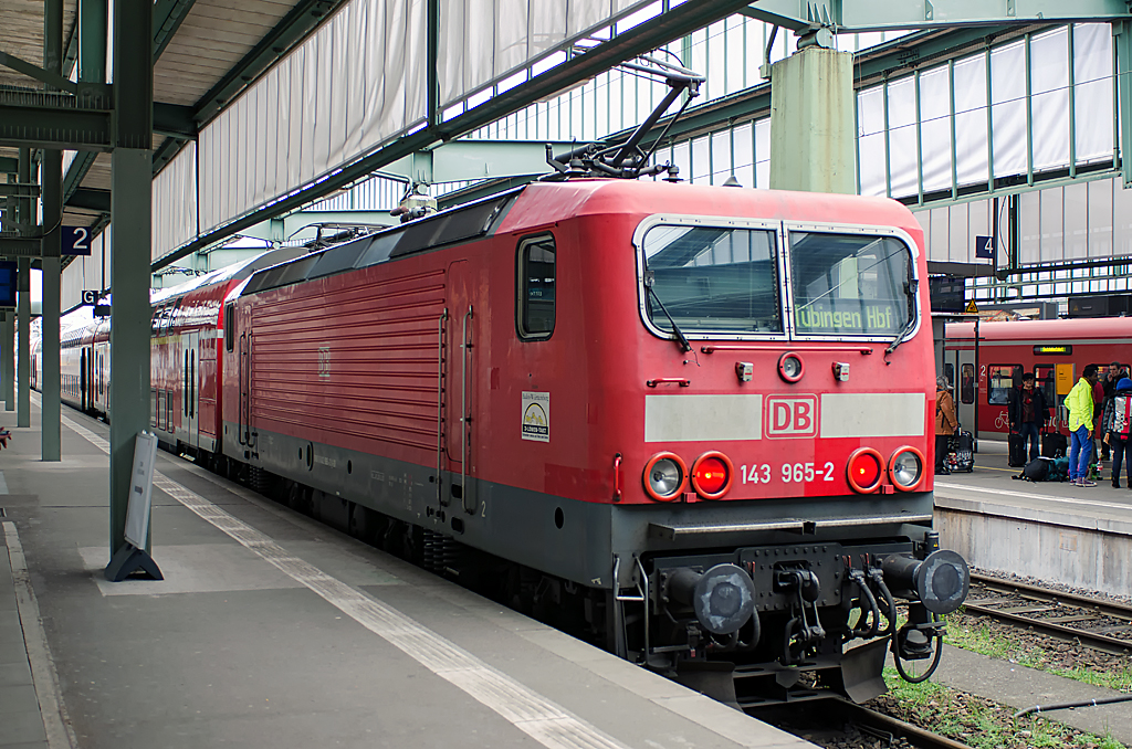 143 965-2 ( 91 80 6143 965-2 D-DB ), ex Fahrzeugnummer: 246 965-1, VEB Lokomotivbau Elektrotechnische Werke -Hans Beimler-, Hennigsdorf (LEW) 20415, Baujahr 1989, Erst-Bw Cottbus, Eigentümer: DB Regio AG - Region Baden-Württemberg, Fahrzeugnutzer: DB ZugBus Regionalverkehr Alb-Bodensee GmbH, Bh Stuttgart, 28.12.2013, Stuttgart 
 