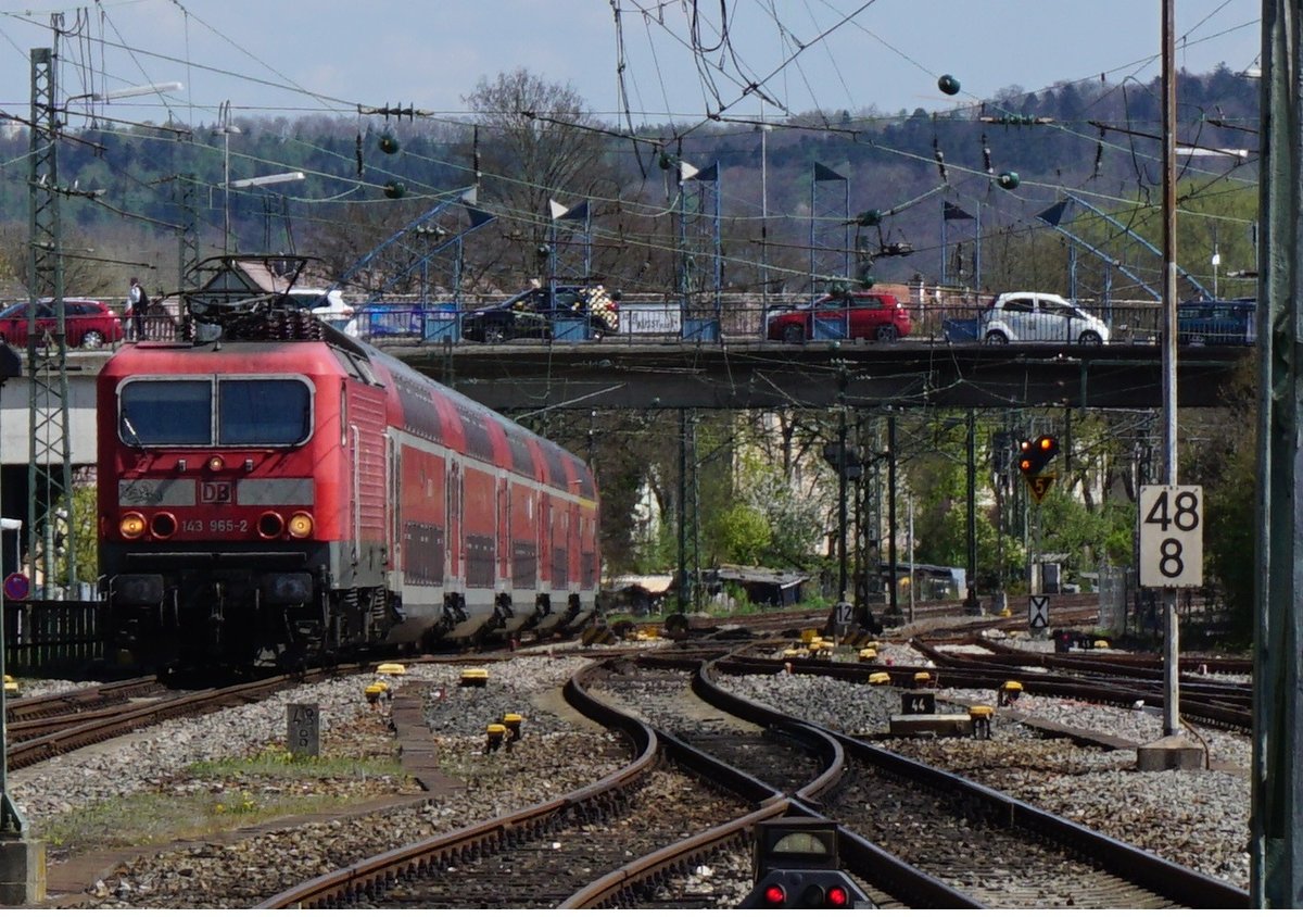 143 965 rollert mit dem RegionalExpress Stuttgart - Tübingen am 10.04.2017 seinem Ziel entgegen.