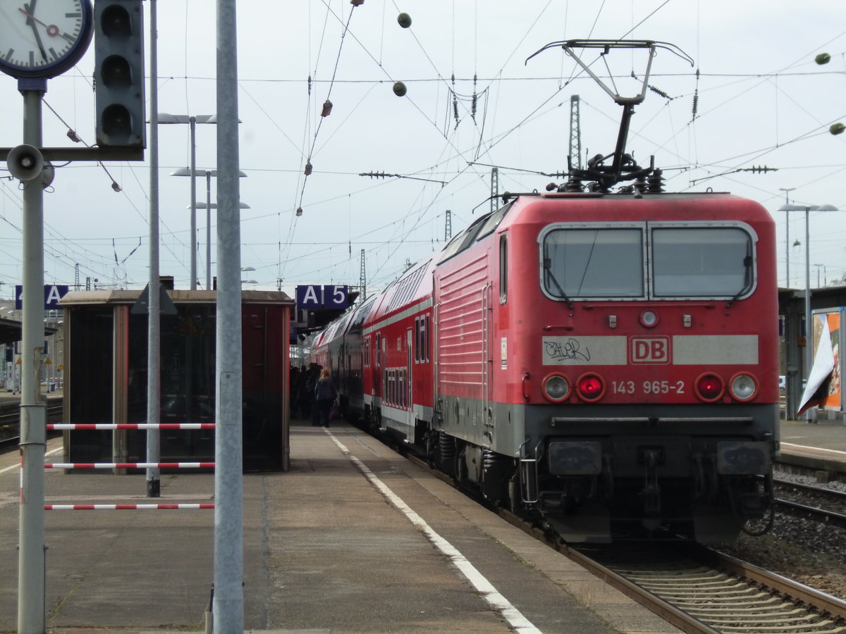 143 965 verirrte sich am 03.03.17 auf die Frankenbahn, an eine RB Osterburken - Stuttgart.
Aufgenommen in Heilbronn Hbf