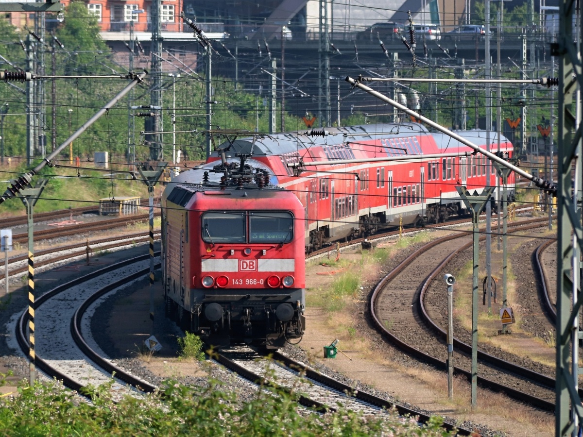 143 966-0 (9180 6 143 966-0 D-DB) am 16.06.2016 mit dem RB77 Kiel/Neumünster während einer Betriebspause in der Kieler Abstellung.<br>
In der Zugzieltafel im Führerstandsfenster ist  ZS führt Spannung  zu lesen...<br>
Foto aus dem RE70...<P>
Weitere Bilder zum Thema Bahnfotografie gibt es auf meiner Site unter:<br> 
<a href= http://www.ralf-bueker.de/Ralf's Eisenbahnbilder.htm target= _blank >Ralf's Eisenbahnbilder