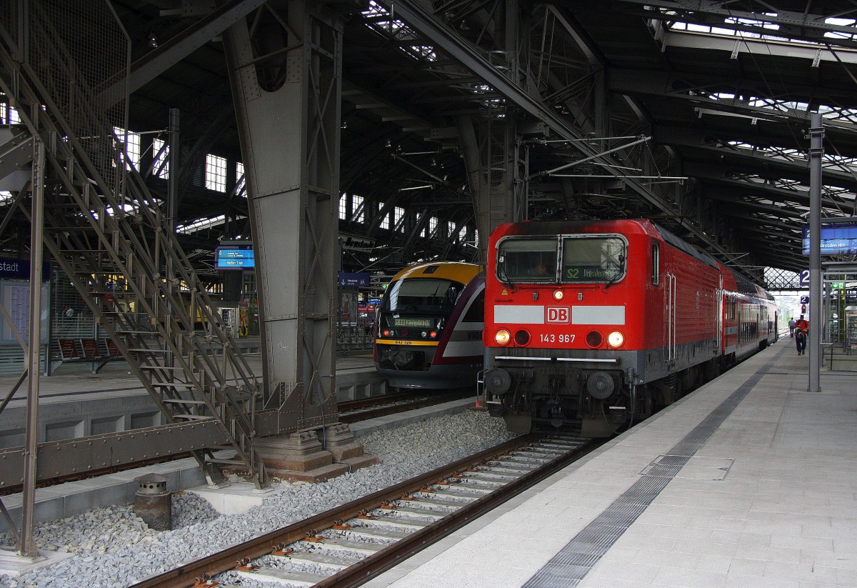 143 967 DB kommt mit der S2 von Dresden-Flughafen(D) nach Dresden-Hbf und fährt in Dresden-Neustadt(D) ein.
Aufgenommen vom Bahnsteig 2 in  Dresden-Neustadt(D) am Abend vom 19.7.2015.