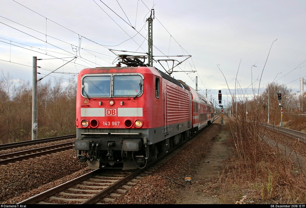 143 967 der S-Bahn Dresden (DB Regio Südost) als S 32731 (S2) von Dresden Flughafen nach Pirna erreicht den Bahnhof Dresden-Reick auf der Bahnstrecke Děčín–Dresden-Neustadt (Elbtalbahn | KBS 241.1).
[8.12.2018 | 12:17 Uhr]