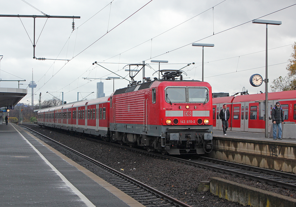 143 970-2 auf der S6 nach Essen in K�ln Messe/Deutz am 10.11.2013