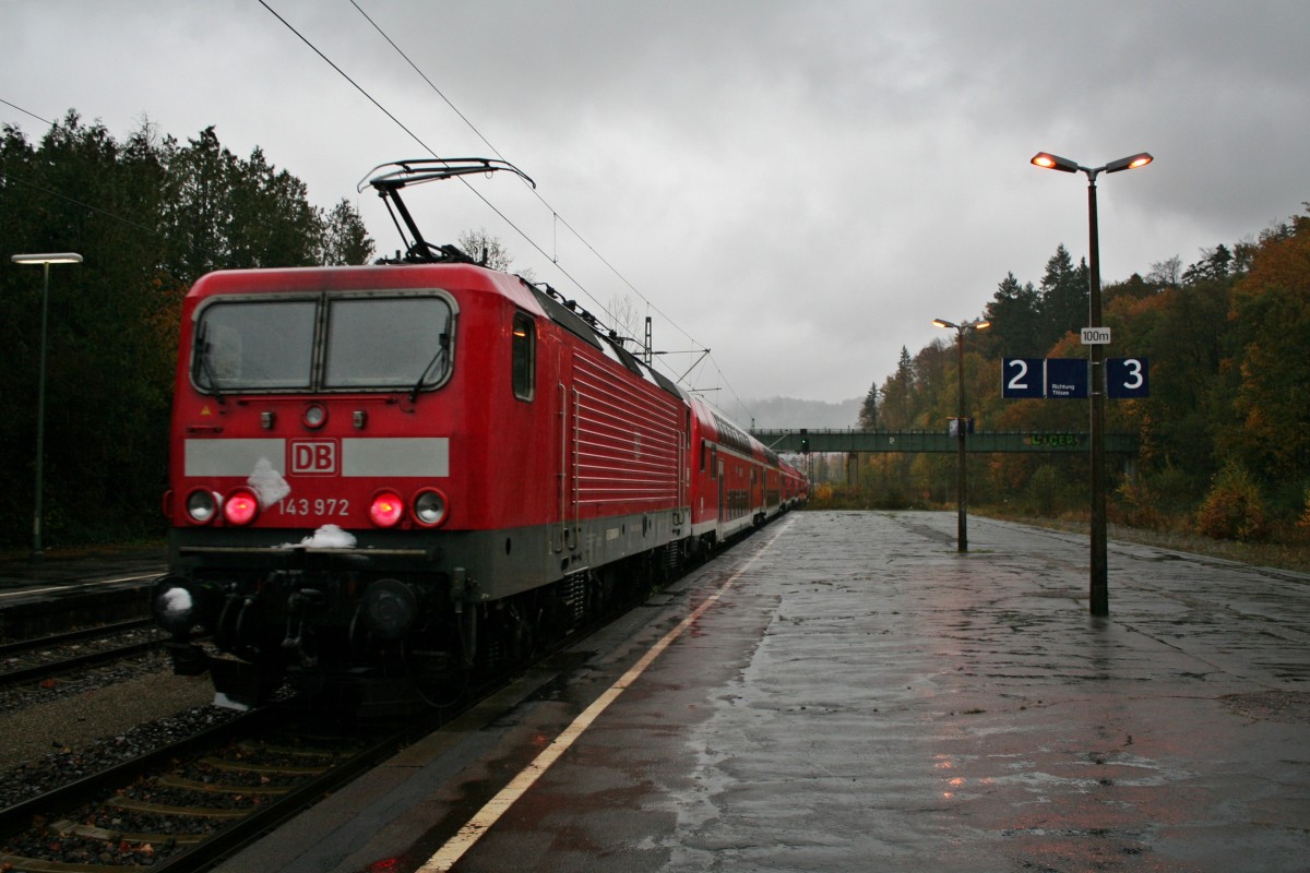 143 972 zusammen mit einer Schwesterlok und einer RB von Freiburg (Breisgau) Hbf nach Seebrugg am Nachmittag des 10.11.13 bei der Ausfahrt aus Freiburg-Wiehre.