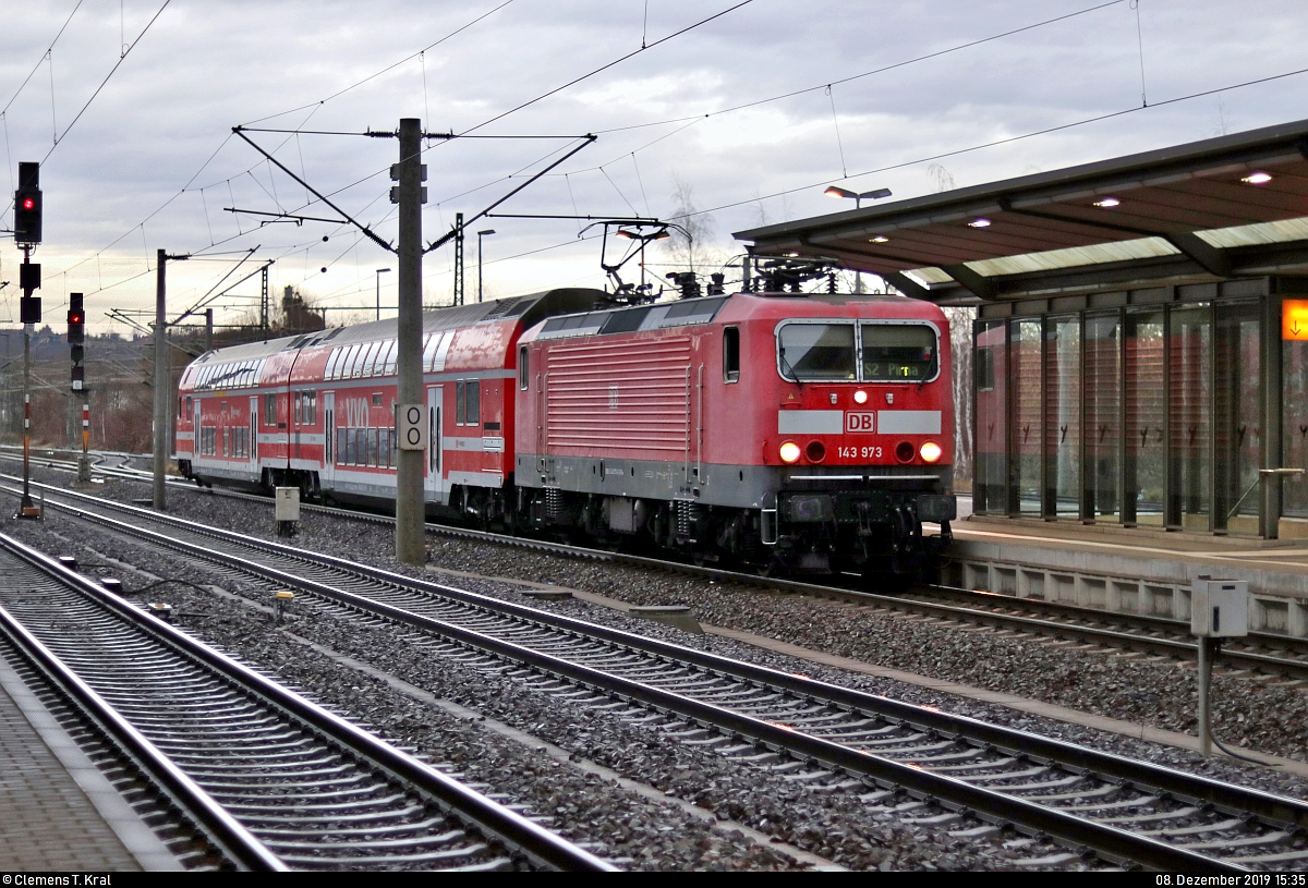 143 973-6 der S-Bahn Dresden (DB Regio Südost) als S 32743 (S2) von Dresden Flughafen erreicht bei trübem Wetter den Endbahnhof Pirna auf Gleis 3 (Bahnsteig 1).
[8.12.2019 | 15:35 Uhr]