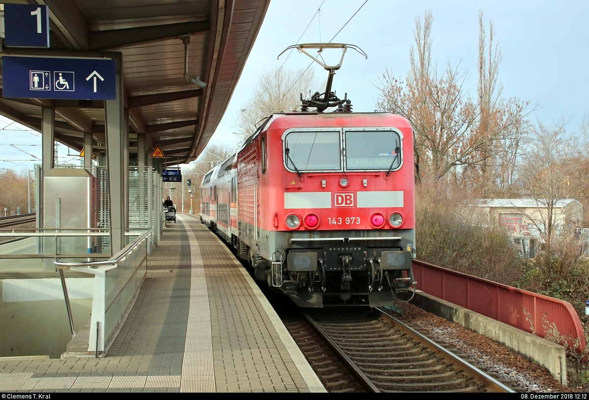 143 973 der S-Bahn Dresden (DB Regio Südost) als S 32734 (S2) von Pirna nach Dresden Flughafen steht im Bahnhof Dresden-Reick auf der Bahnstrecke Děčín–Dresden-Neustadt (Elbtalbahn | KBS 241.1).
[8.12.2018 | 12:12 Uhr]