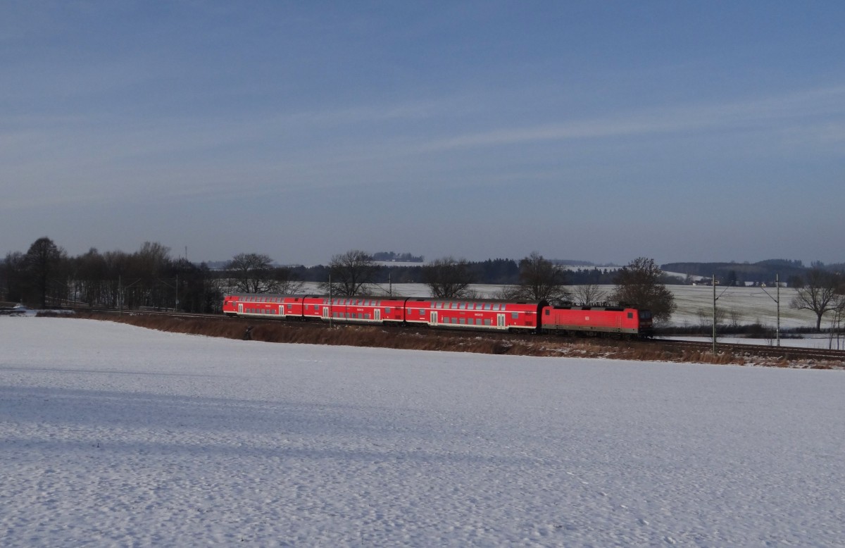 143 xxx ist am 31.01.14 an der Schöpsdrehe in Plauen/V. zusehen. Die Fahrt geht von Hof nach Dresden.