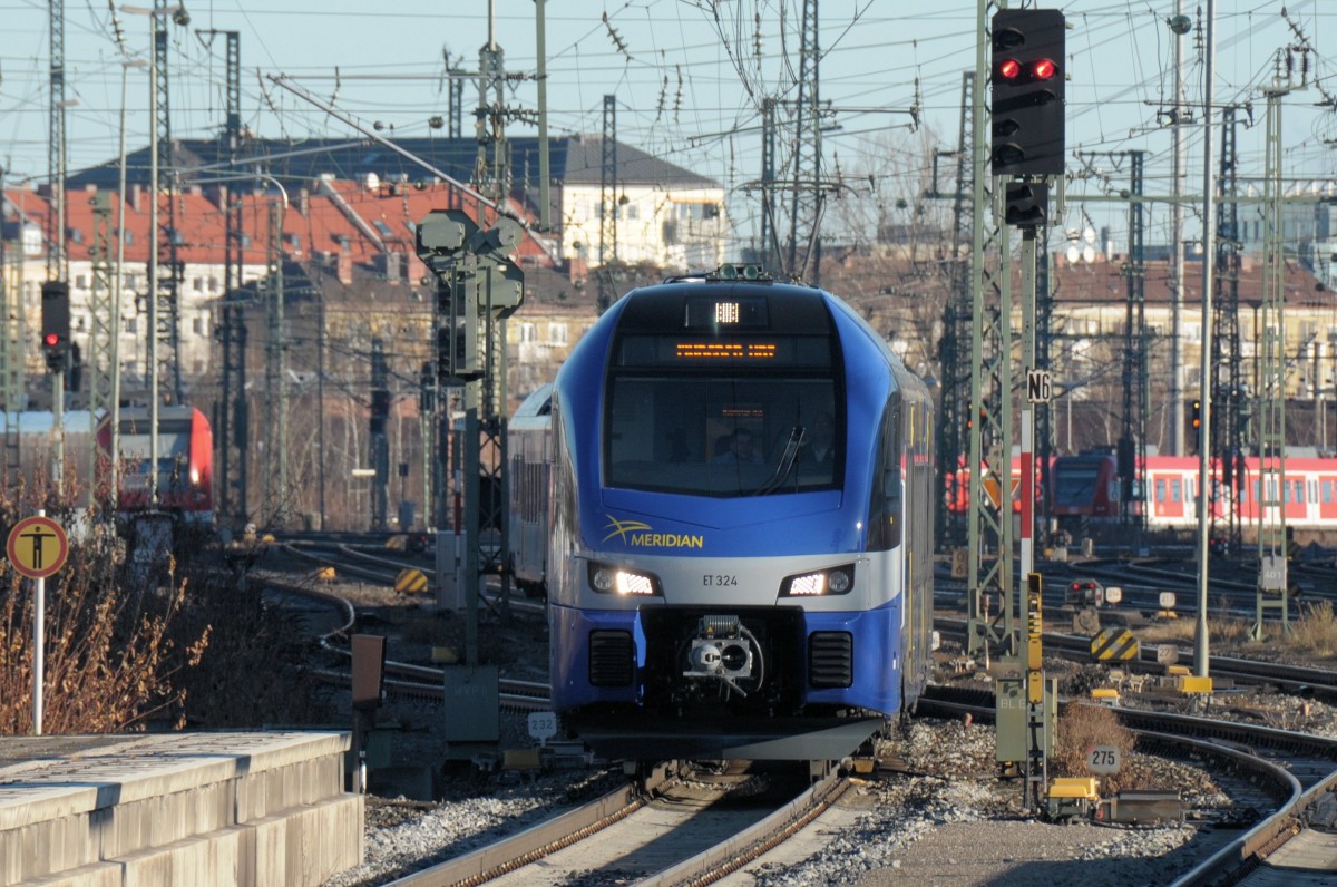 1430 024 am 27.12.13 als M 79016 bei der Einfahrt in München Ost