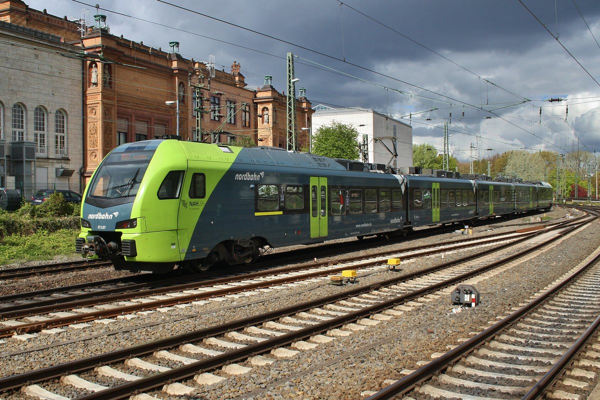 1430 042-0 macht sich am 26.4.2017 als RB61 (NBE75522) nach Itzehoe im Hamburger Hauptbahnhof auf den Weg.