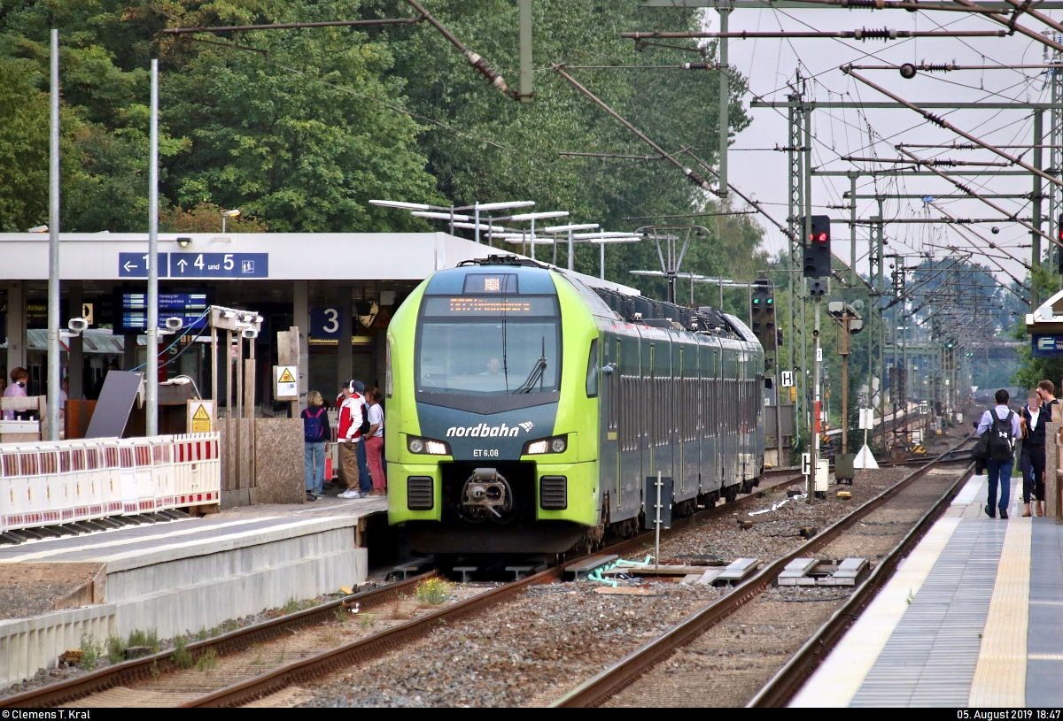 1430 043-8 (ET 6.08 | Stadler FLIRT 160) der NBE Nordbahn Eisenbahngesellschaft mbh & Co. KG als RB 83890 (RB71) von Hamburg-Altona steht im Endbahnhof Pinneberg auf der Bahnstrecke Hamburg-Altona–Kiel (KBS 103).
[5.8.2019 | 18:47 Uhr]