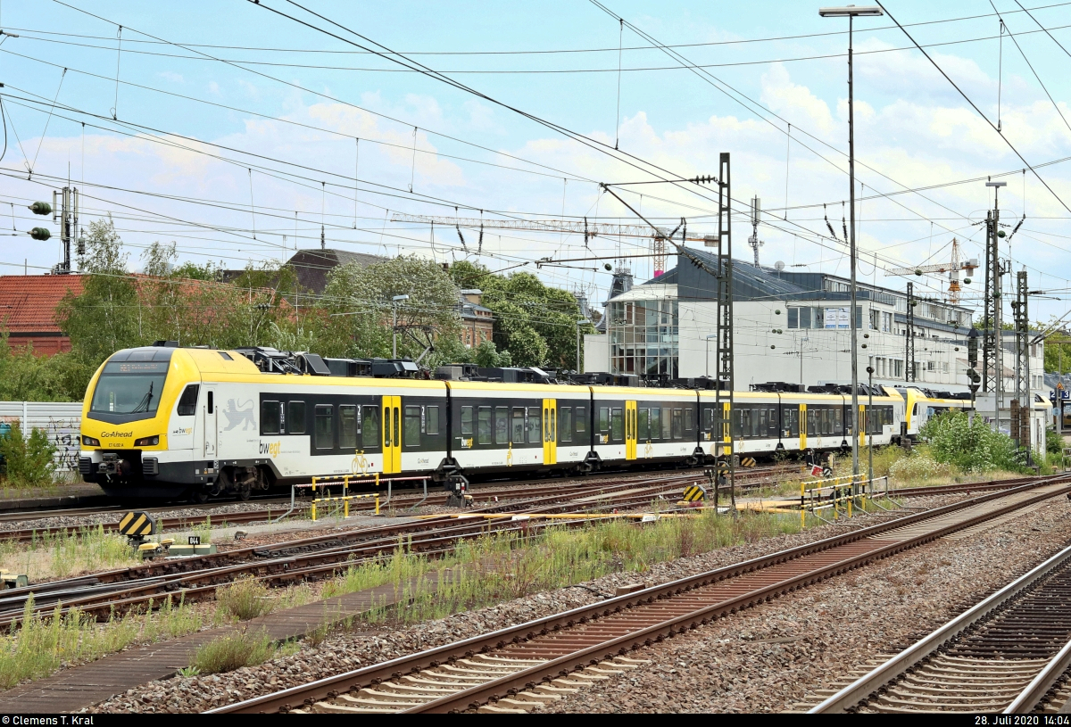 1430 045-3 (ET 6.02) und 1428 020-0 (ET 4.06 | Stadler FLIRT 160) der Go-Ahead Baden-Württemberg GmbH (GABW) als umgeleiteter RE 19678 (RE1) von Stuttgart Hbf nach Karlsruhe Hbf durchfahren den Bahnhof Ludwigsburg auf Gleis 1.
Aufgenommen von Bahnsteig 4/5.
[28.7.2020 | 14:04 Uhr]