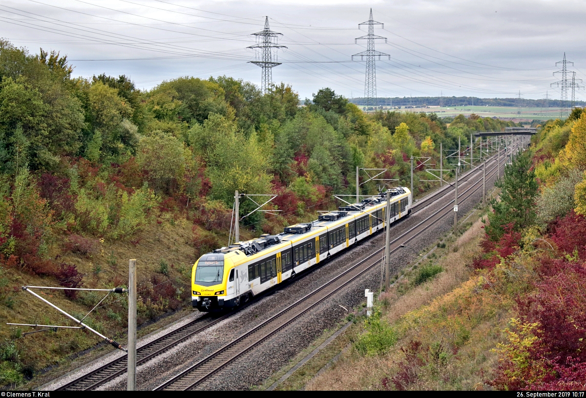 1430 049 (ET 6.06 | Stadler FLIRT 160) der Go-Ahead Baden-Württemberg GmbH (GABW) als IRE 19009 (IRE1) von Karlsruhe Hbf nach Stuttgart Hbf fährt bei Markgröningen bzw. Schwieberdingen auf der Schnellfahrstrecke Mannheim–Stuttgart (KBS 770).
Aufgenommen von einer Brücke.
[26.9.2019 | 10:17 Uhr]