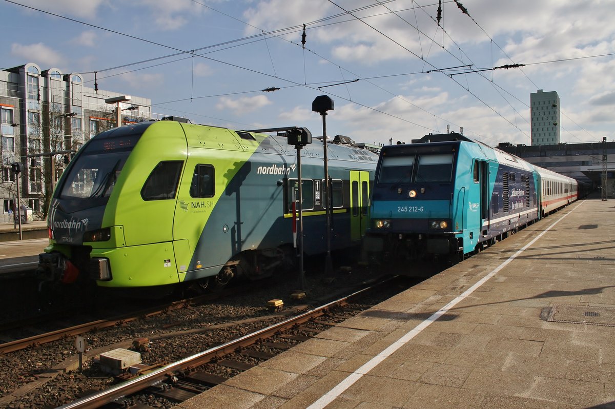 1430 536-1 trifft am 25.3.2017 als RB71 (NBE83822) nach Wrist in Hamburg-Altona auf 245 212-6 und 245 203-5 (Zugende) mit dem RE6 (RE11020) nach Westerland(Sylt). 