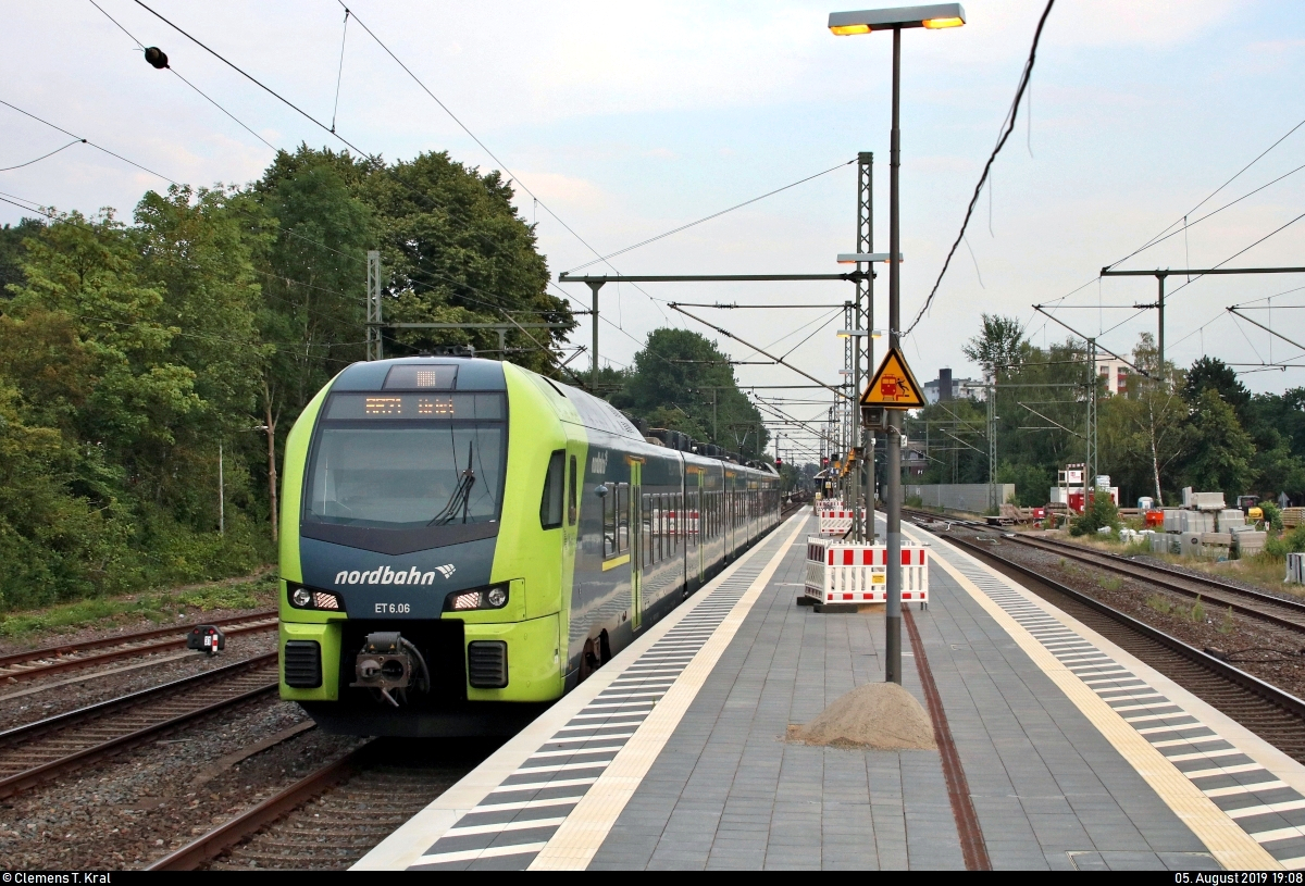 1430 541-1 (ET 6.06 | Stadler FLIRT 160) der NBE Nordbahn Eisenbahngesellschaft mbh & Co. KG als RB 83838 (RB71) von Hamburg-Altona nach Wrist verlässt den Bahnhof Pinneberg auf der Bahnstrecke Hamburg-Altona–Kiel (KBS 103).
[5.8.2019 | 19:08 Uhr]