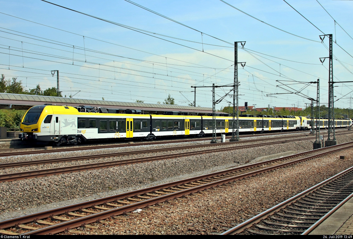 1430 544-5 (ET 6.01) und 1430 546-0 (ET 6.03 | Stadler FLIRT 160) der Go-Ahead Baden-Württemberg GmbH (GABW) als IRE 19016 (IRE1) von Stuttgart Hbf nach Karlsruhe Hbf verlassen den Bahnhof Vaihingen(Enz) auf Gleis 7.
(Dritte Neubearbeitung. Weniger Treppchenbildung geht in dieser Bildgröße leider nicht.)
[26.7.2019 | 13:49 Uhr]