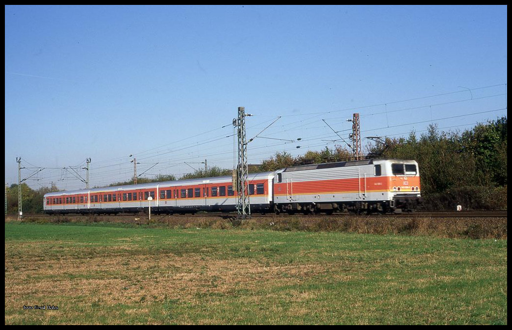 143036 mit einer S-Bahn Garnitur nach Köln am 5.11.1995 um 11.31 bei Lengenfeld.
