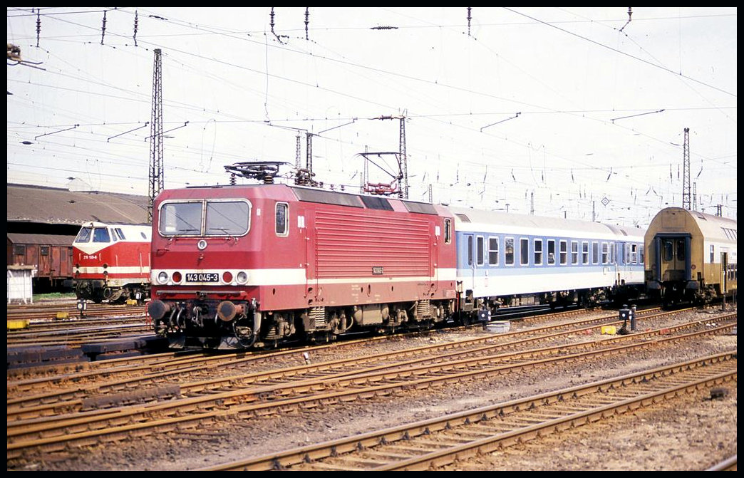 143045 fährt mit einem Interregio am 26.4.1992 in den HBF Leipzig ein.