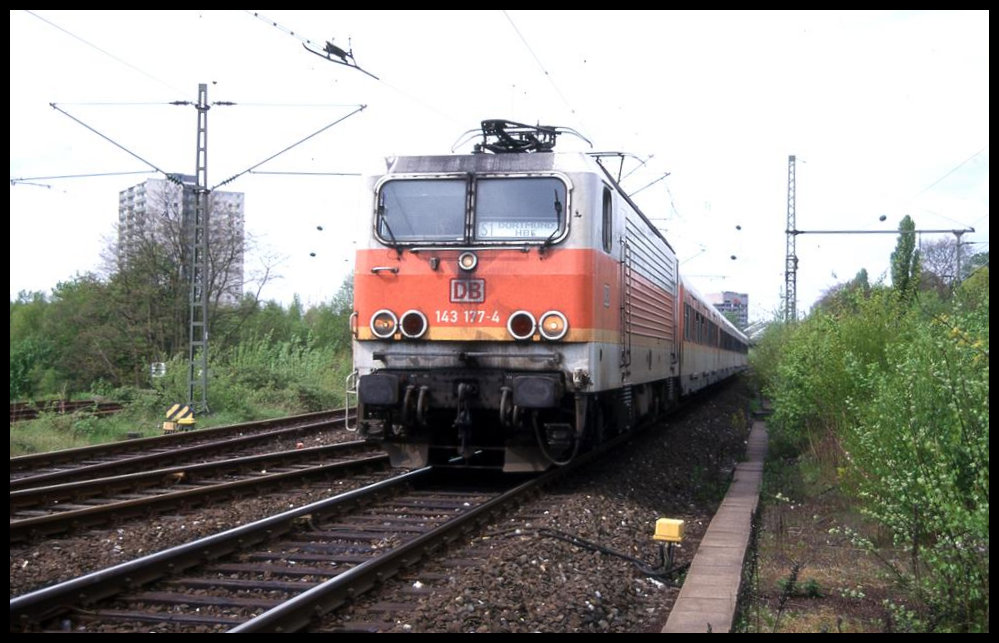 143177-4 erreicht hier am 25.4.1999 um 13.27 Uhr mit der S 1 den Haltepunkt Essen Steele Ost.